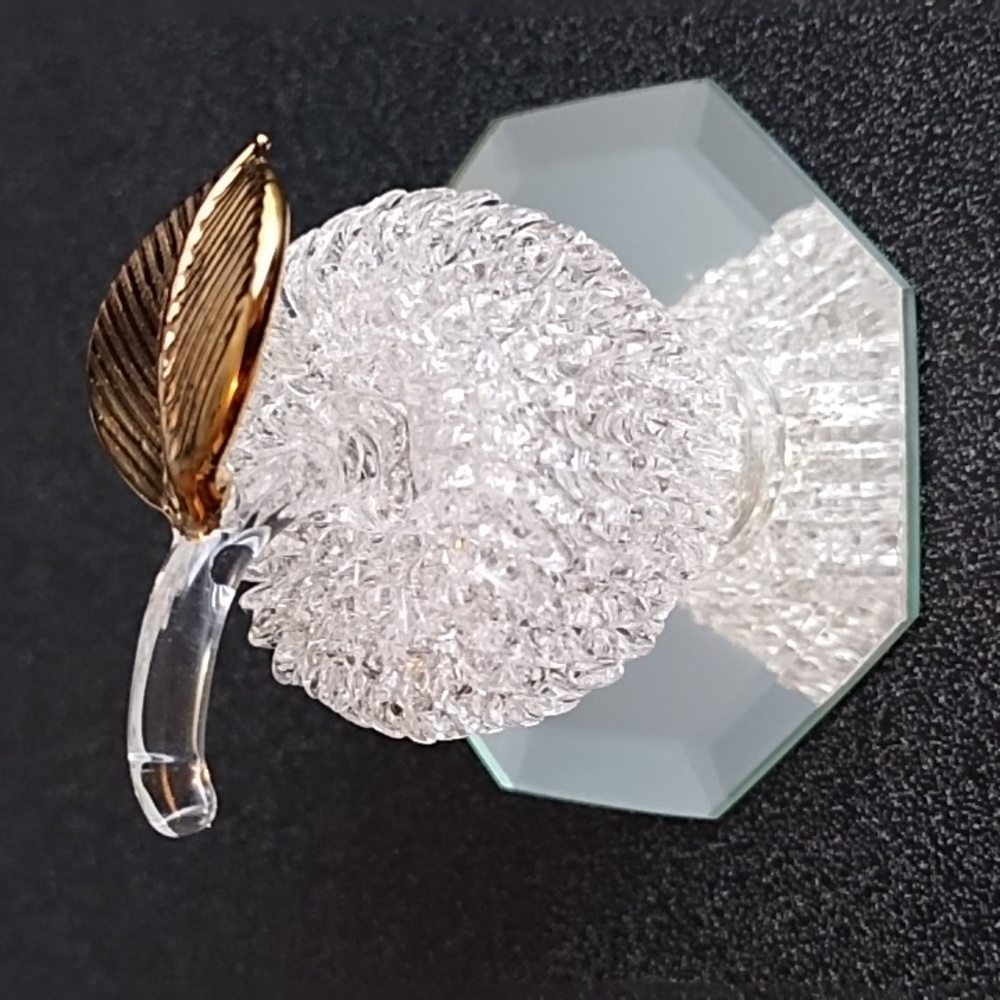 Stunning glass apple with mirror